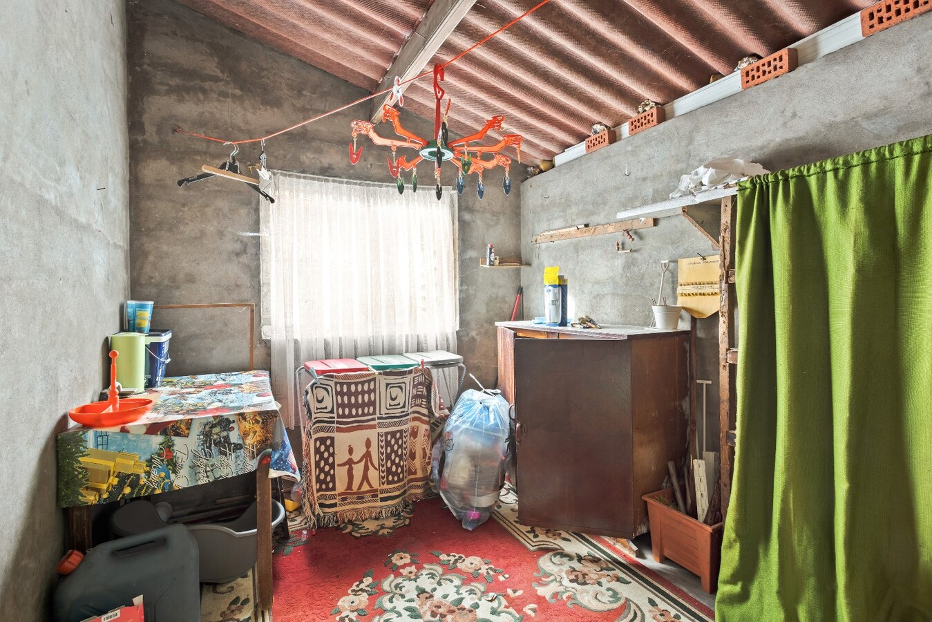 Halfopen woning met drie ruime slaapkamers en garage. 