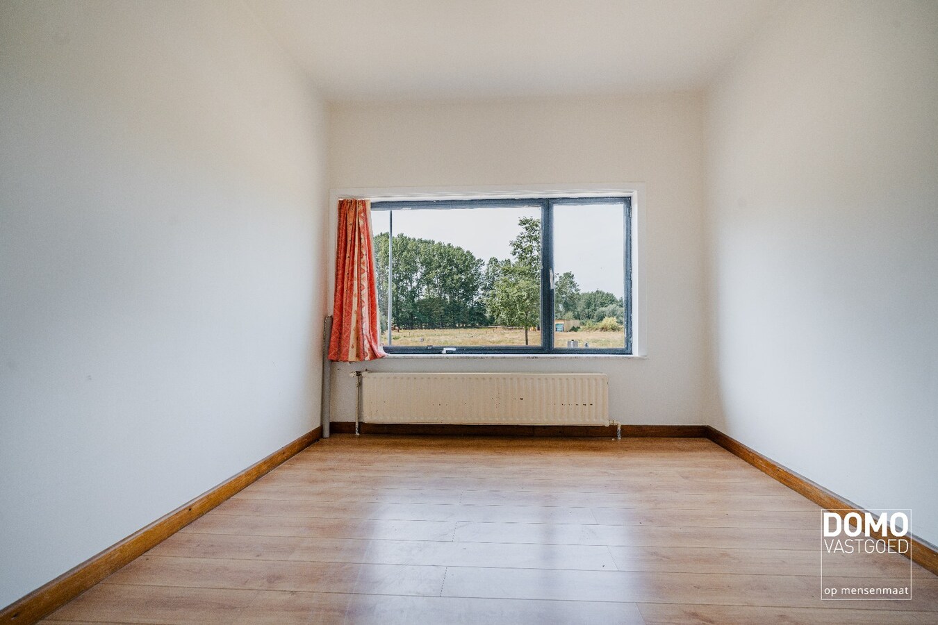 Open bebouwing met verkaveling mogelijkheden. Optioneel naastliggend perceel hooiland van 60a10ca bij aan te kopen. 