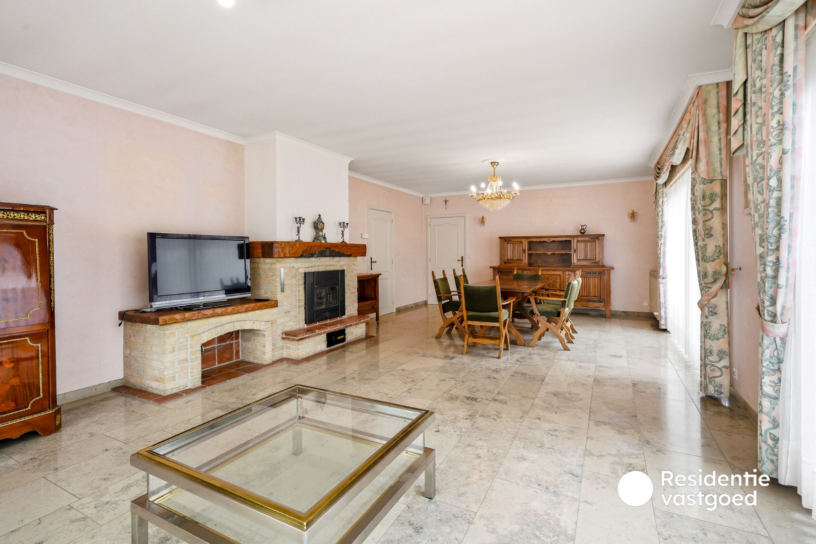 Statige gelijkvloerse villa op een terrein van 2342 m² te Oostduinkerke (Koksijde). 
