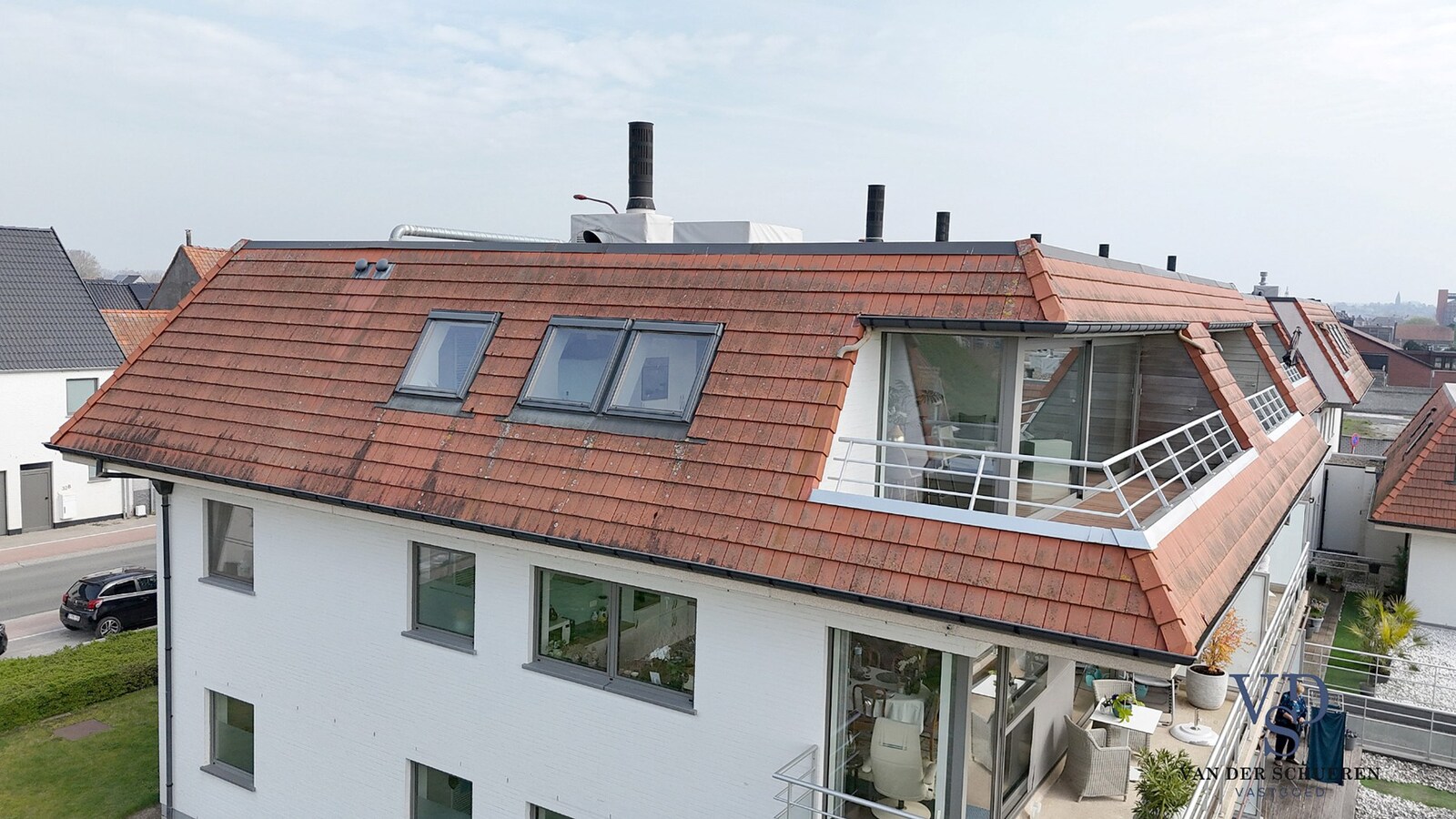 Lichtrijk appartement mét ondergrondse garage en berging. 