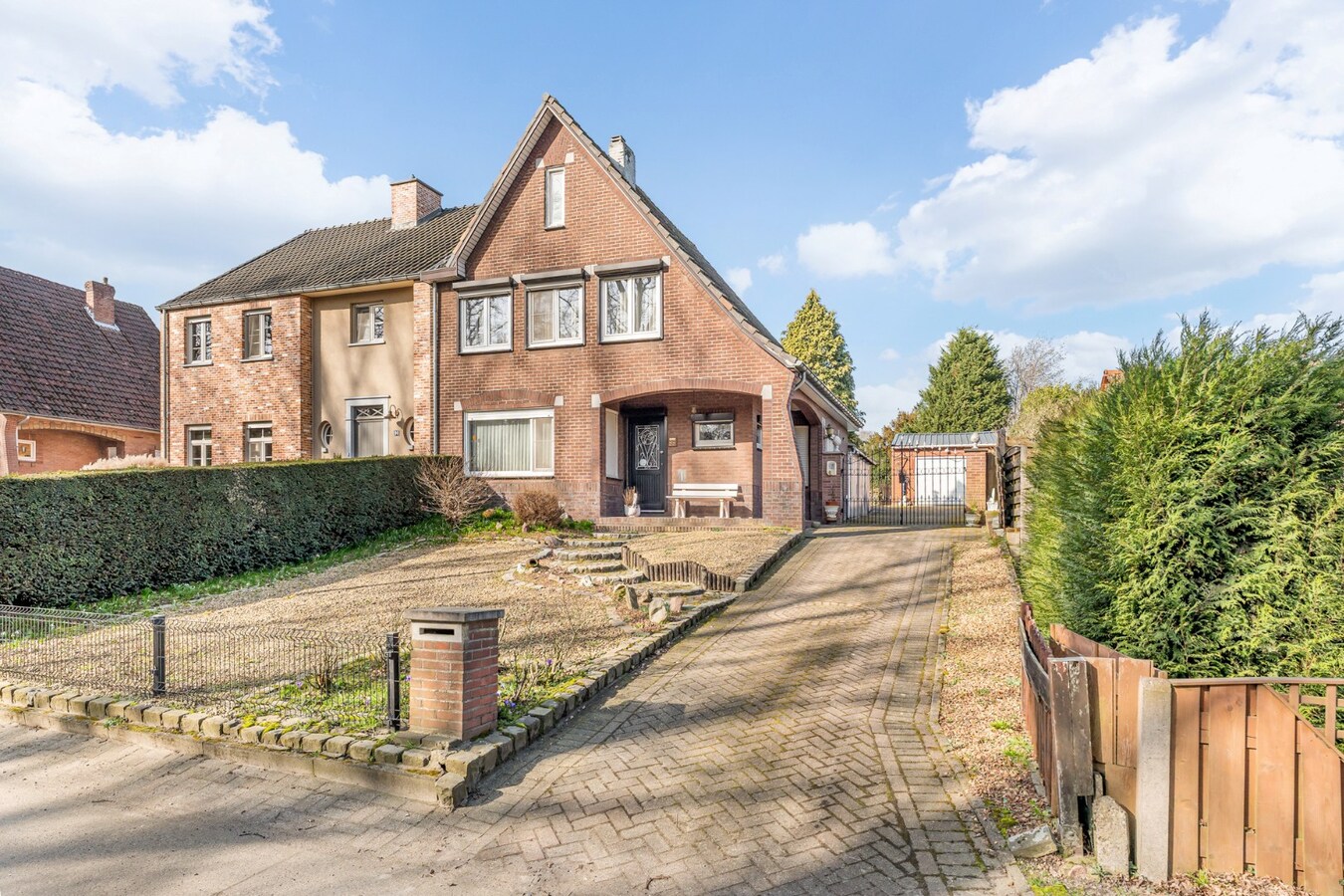 Halfvrijstaande gezinswoning met veel mogelijkheden op een perceel van 8are! 