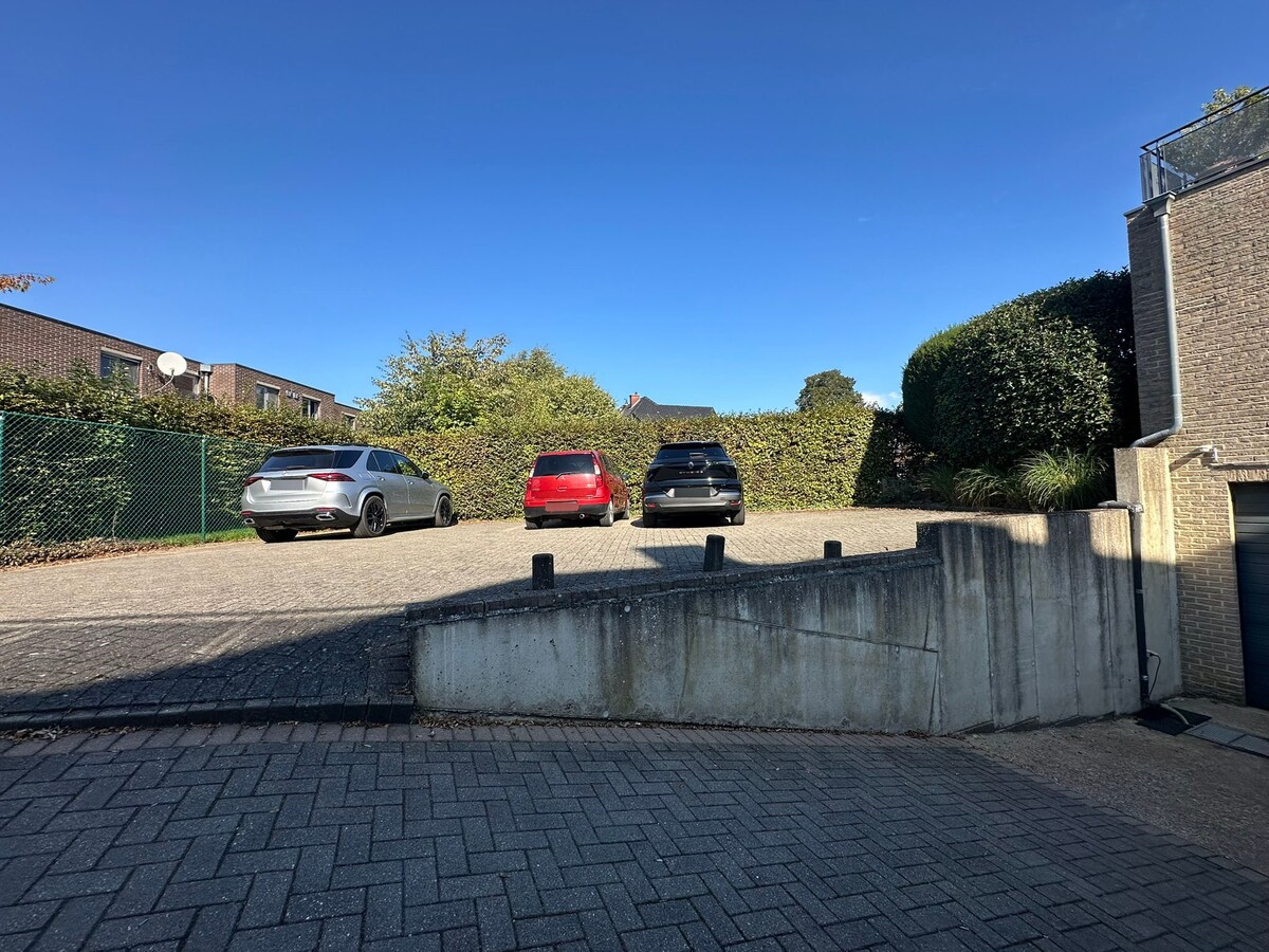 5 Parkeerplaatsen op 600 m van de Markt van Maaseik. 