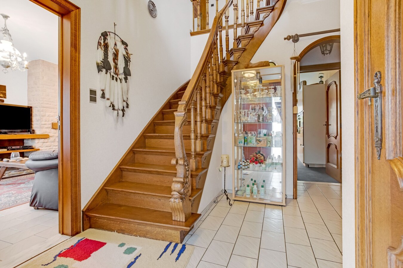 Vrijstaande woning met garage op ruim perceel in het centrum. 