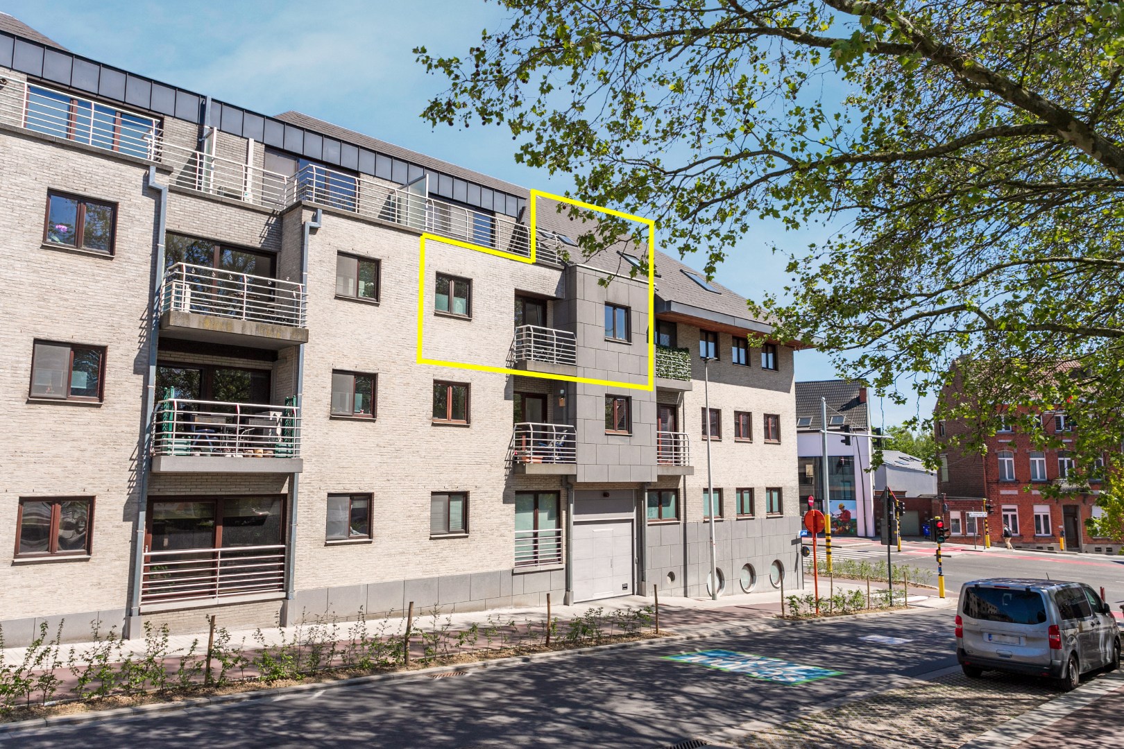 Instapklaar duplex app. 2 slpk met terras en parkeerplaats 
