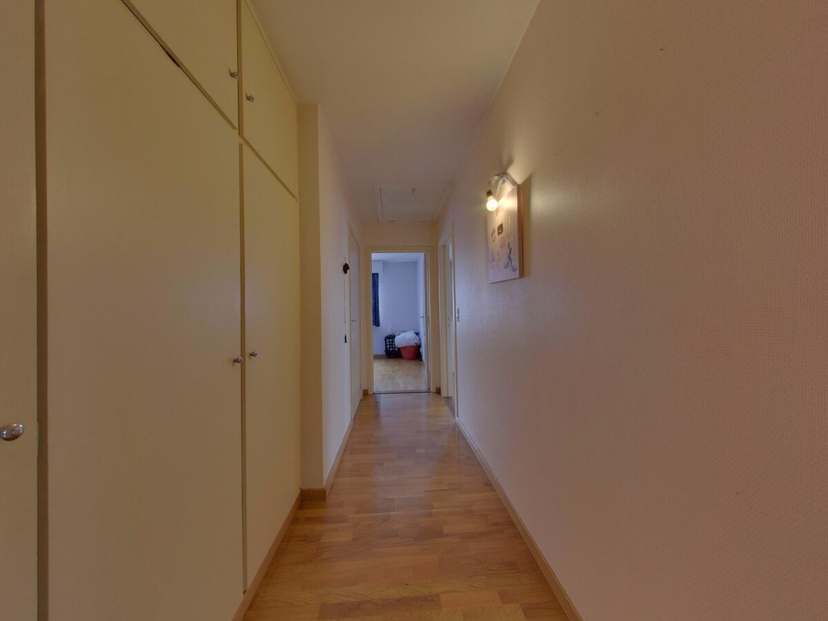 Karaktervolle hoekwoning met 5 slaapkamers en polyvalente handelsruimte 