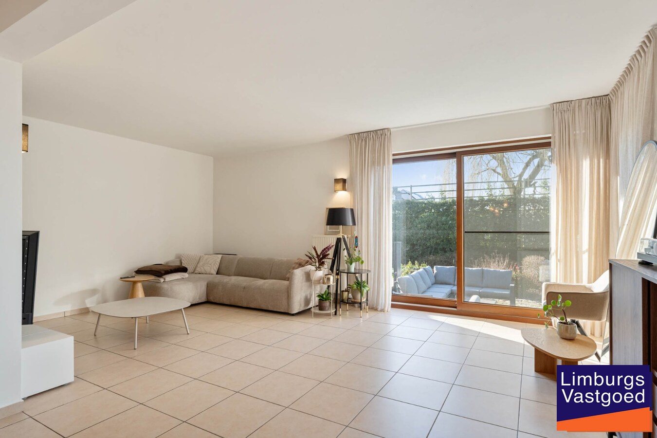 Recent Gerenoveerd appartement met tuin en terras, 2 slaapkamers, In Rekem 