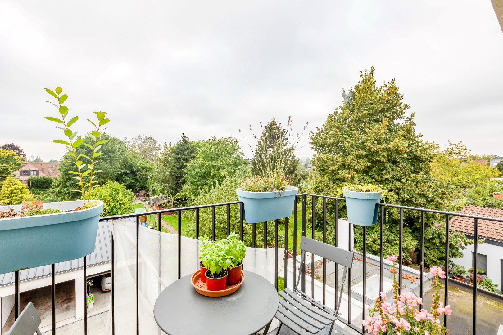 Instapklaar 2 slp. appartement met terras en grote gemeenschappelijke tuin. 