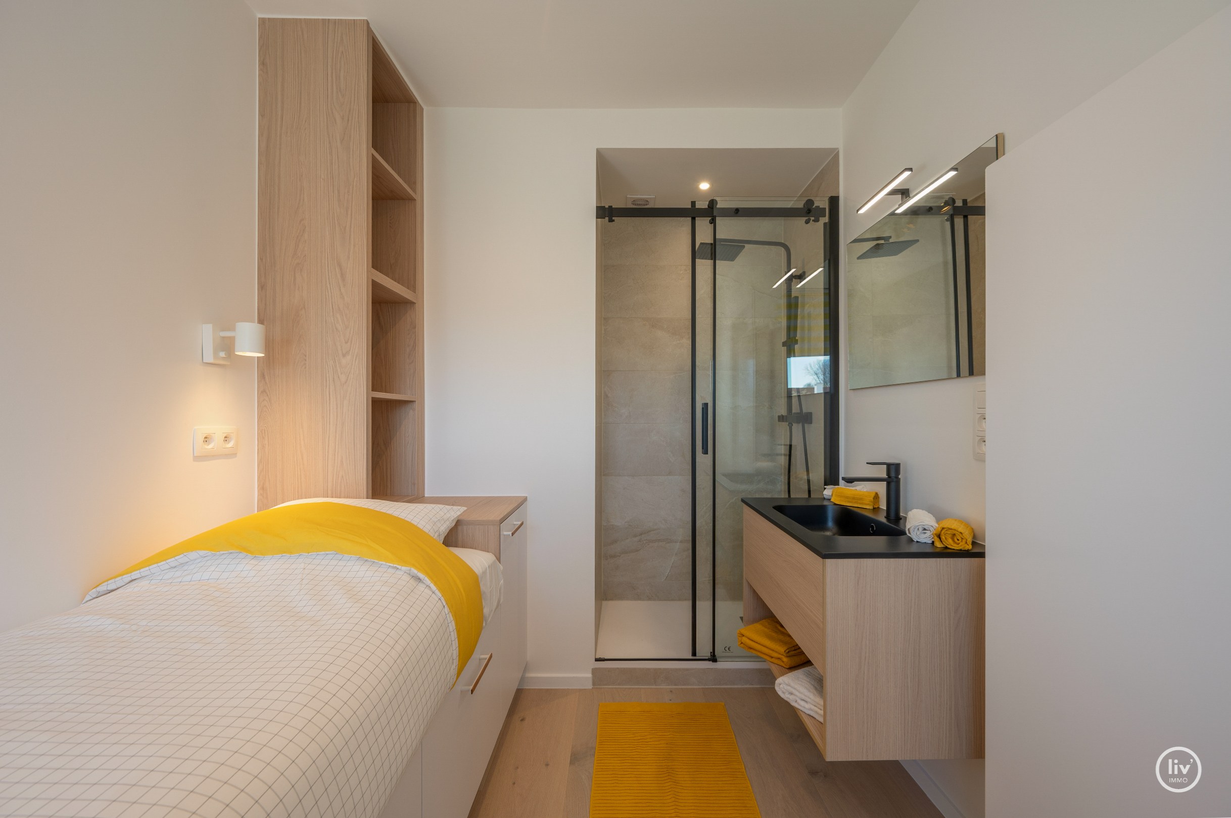 Zuidgericht hoekappartement met open zichten, gelegen in een charmante villaresidentie op wandelafstand van de Zeedijk van Duinbergen. 