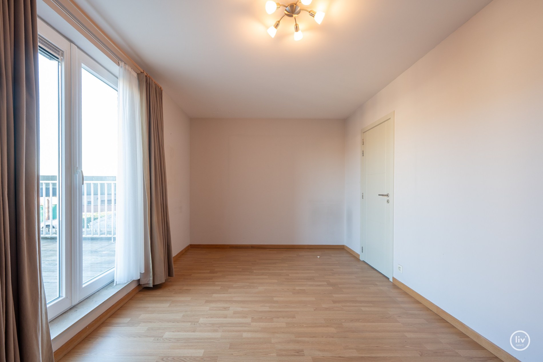 Centraal gelegen 2 slaapkamer appartement met ruime terrassen in een recent gebouwde residentie (met mog. tot aankoop van inpandige garage) 