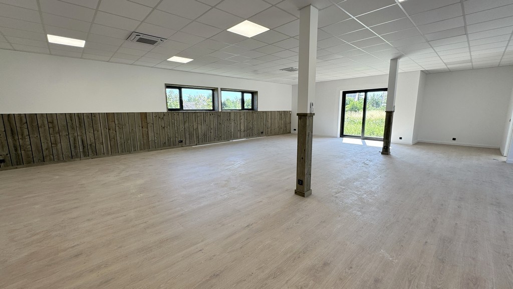 Gerenoveerd kantoor met magazijnen te huur nabij N16 te Temse