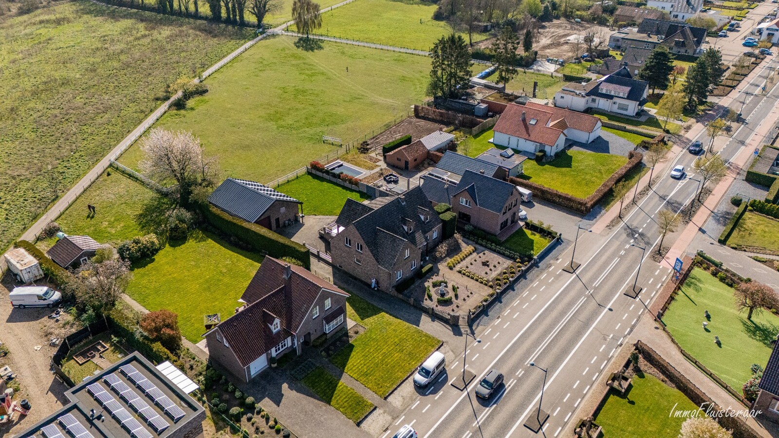 Ruime woning met paardenstallen op ca. 85 are te Kinrooi 