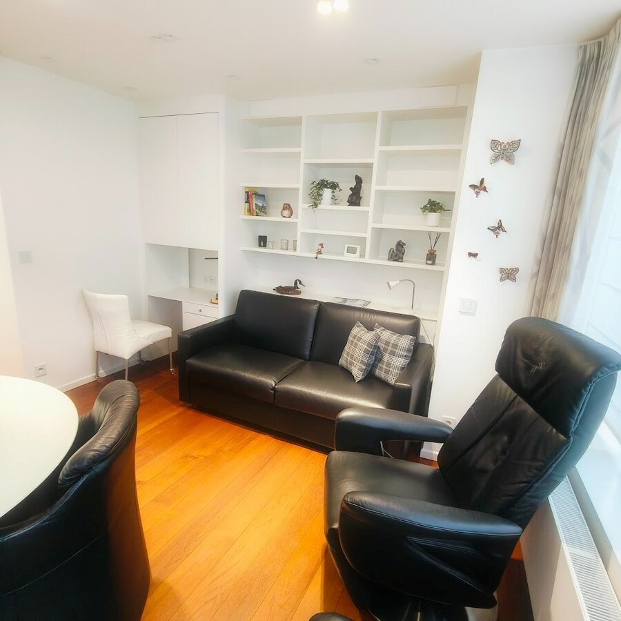 Instapklaar bemeubeld hoekappartement met 2 slaapkamers te koop in Oostende 