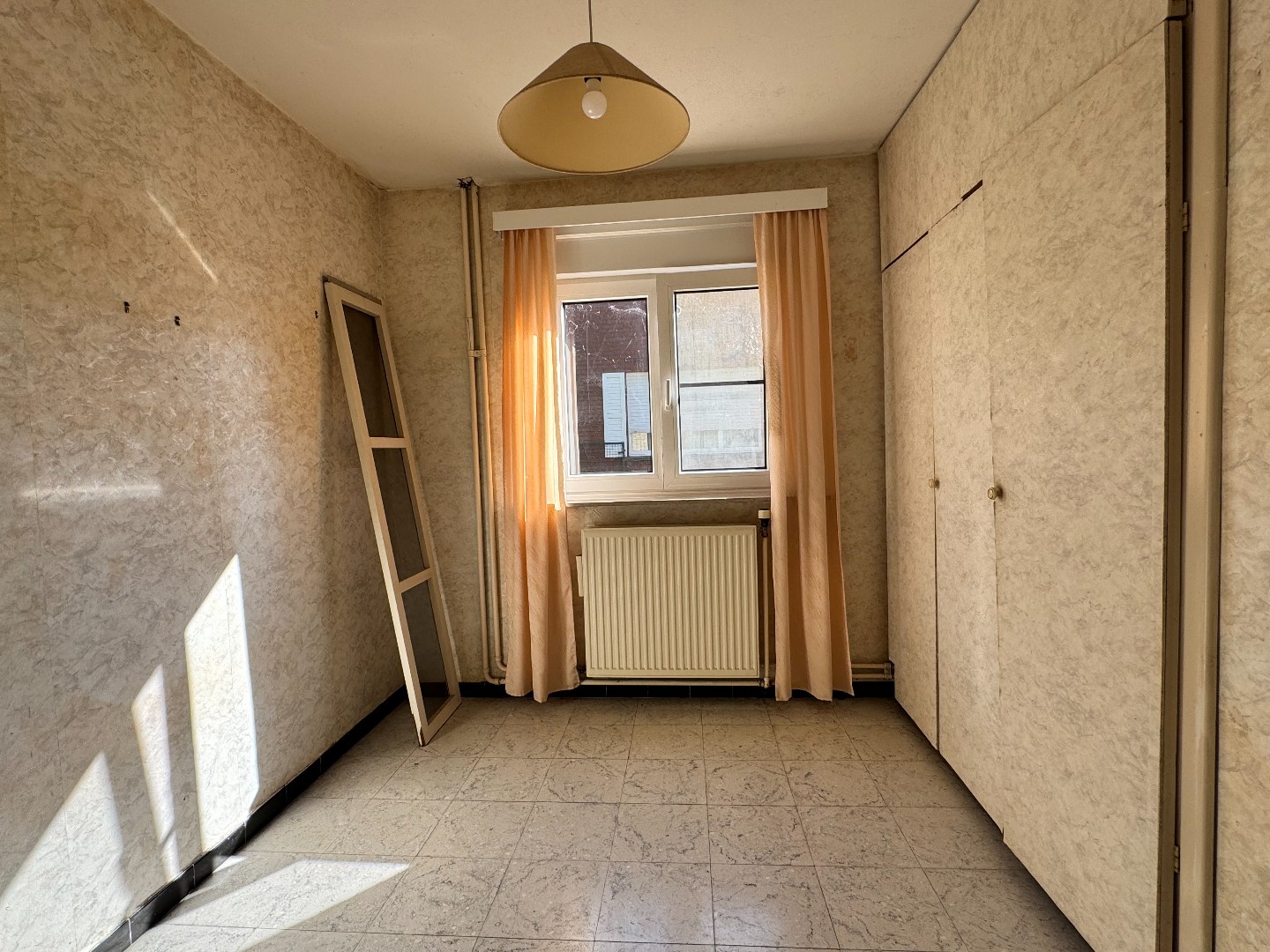 Open bebouwing met garage op een rustige, residentiële ligging 