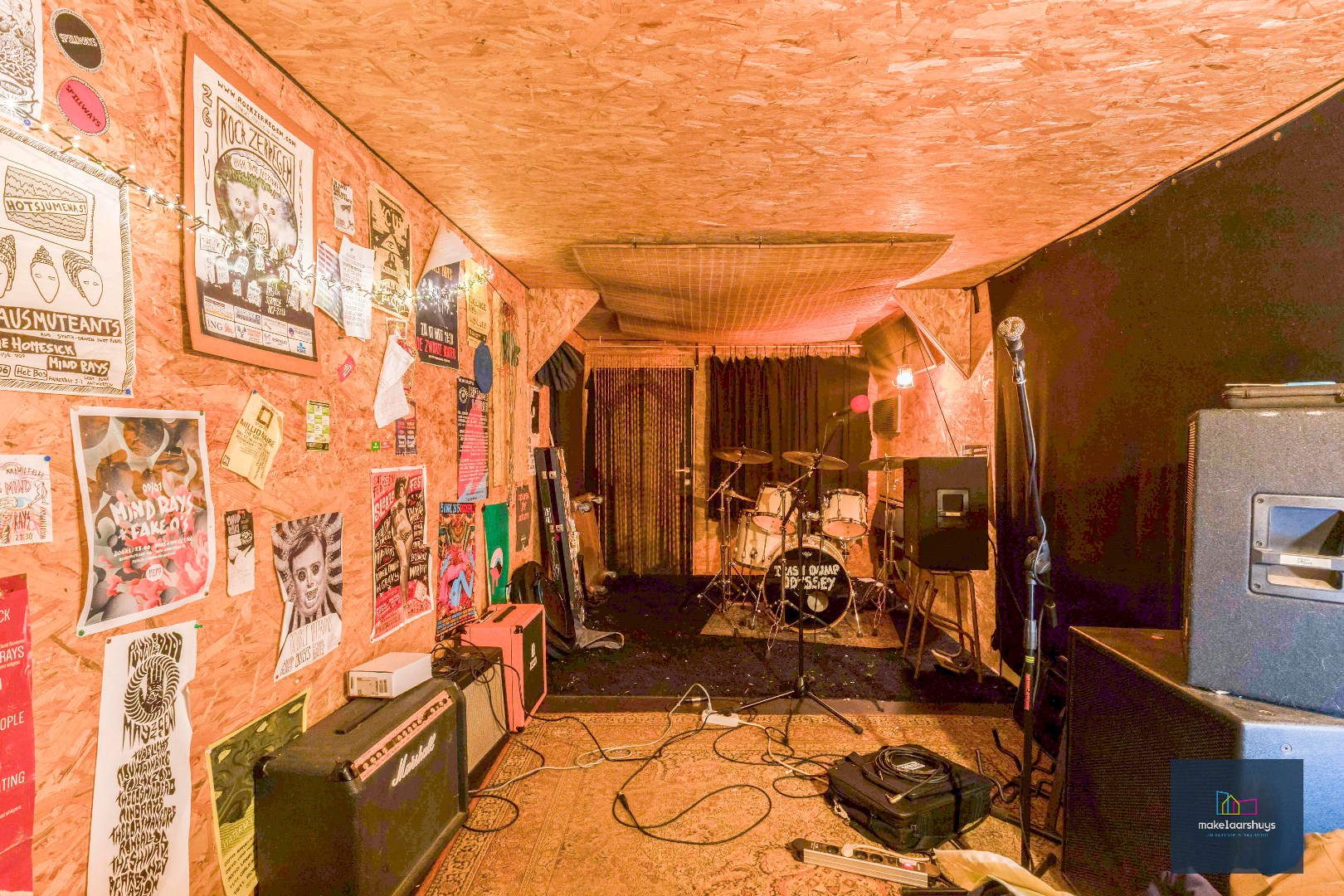 Woning met 3 slaapkamers en verrassende tuin met bijgebouwen 