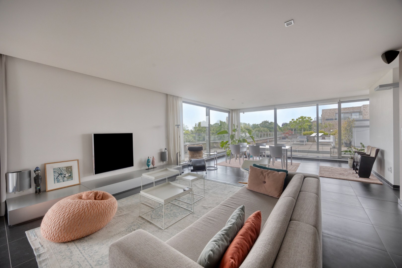 Woonkamer met doorgang eethoek