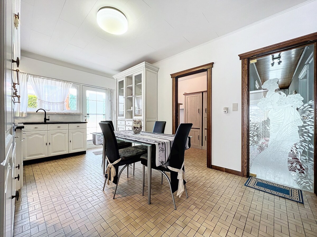 Instapklare en lichtrijke laagbouwwoning met garage te Kerksken 