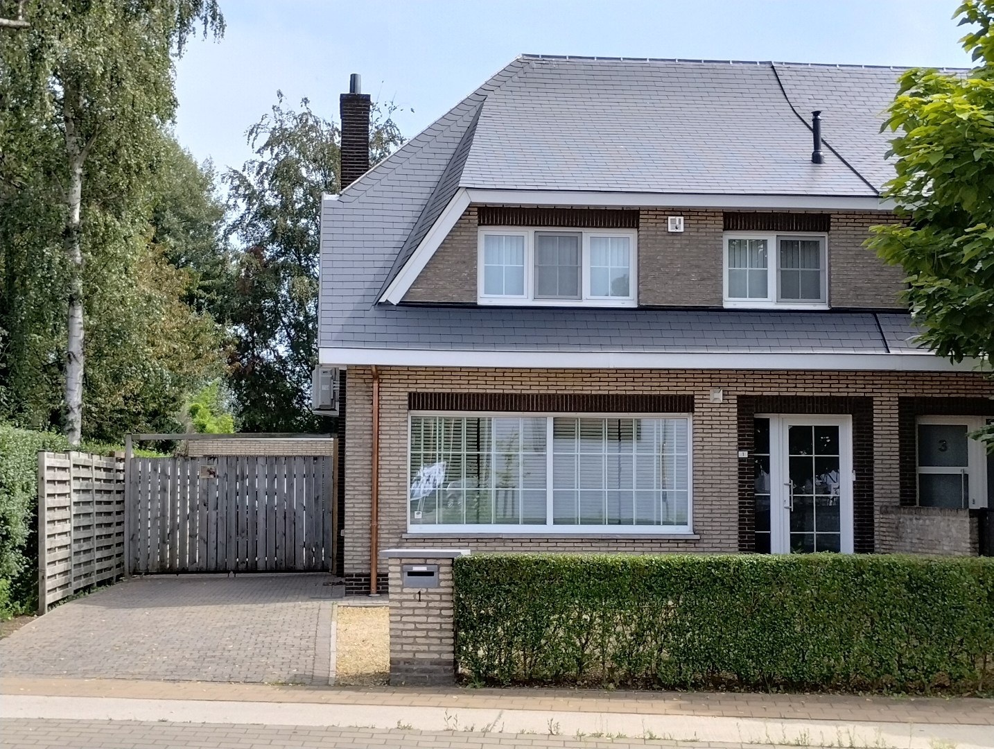 Instapklare halfopen bebouwing met zonnige zuidoost gerichte tuin – 560 m² 