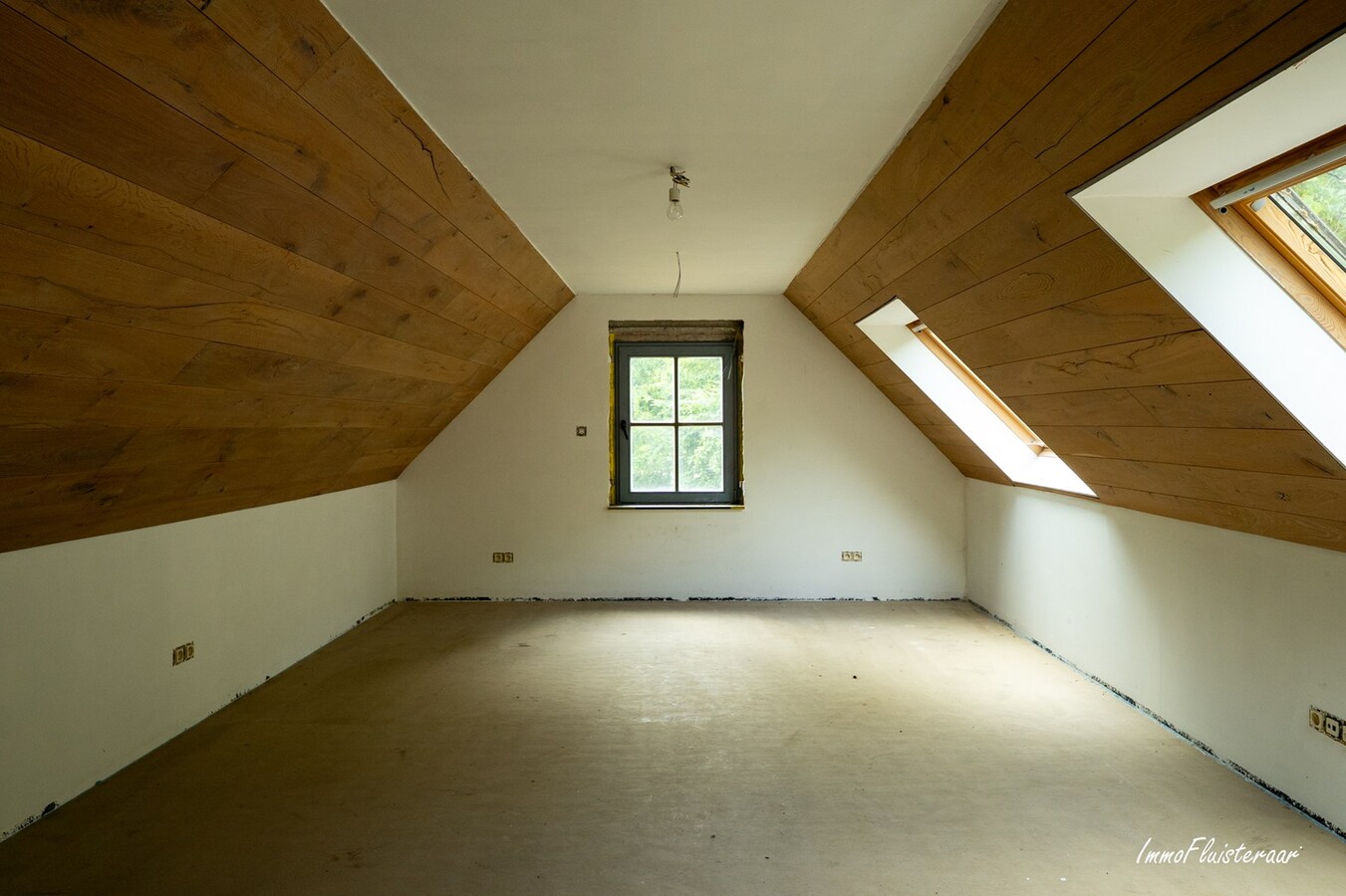 Hoogwaardige ruwbouwvilla met bijgebouw en weide 