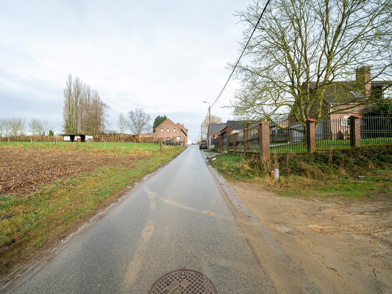 Residentieel gelegen bouwgrond (3a 85ca) voor een 3-gevel 