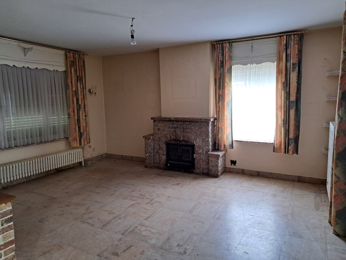 Sur 3200 m² en zone d'habitat vaste ensemble immobilier comprenant une villa de 240m² et 600m² d'entrepôt. 