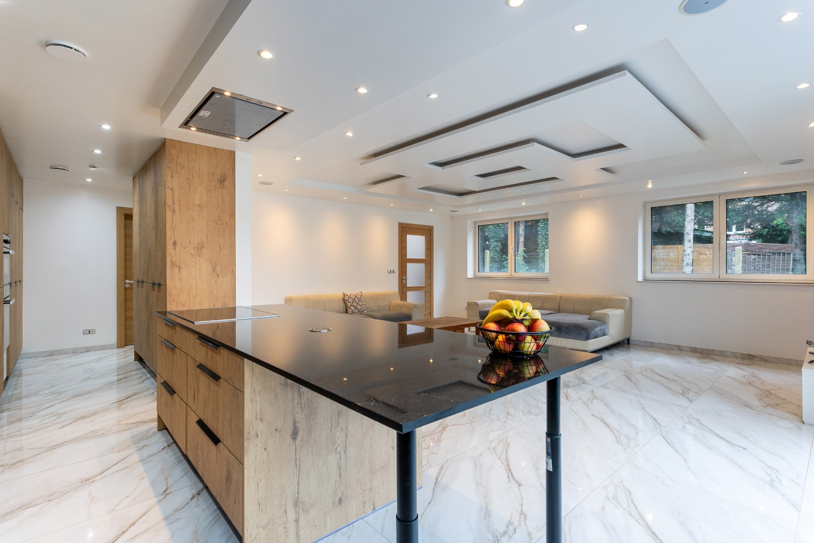 Ruime recente halfopen bebouwing met 7 slaapkamers en inpandige garage 