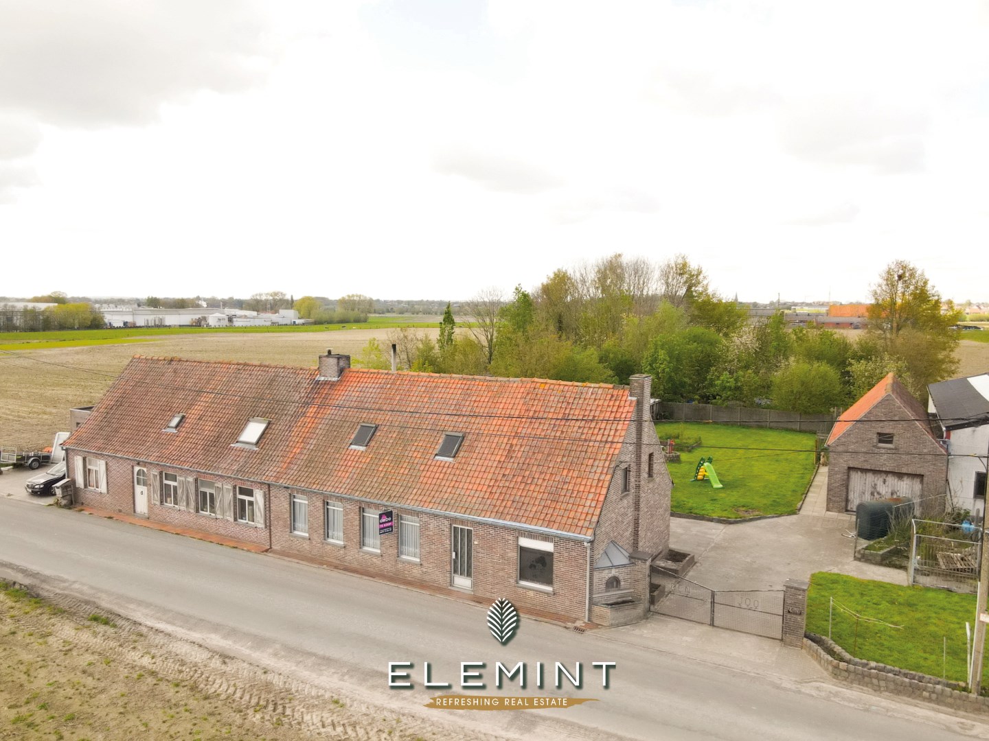 Landelijk gelegen woning met garage op 946m² 