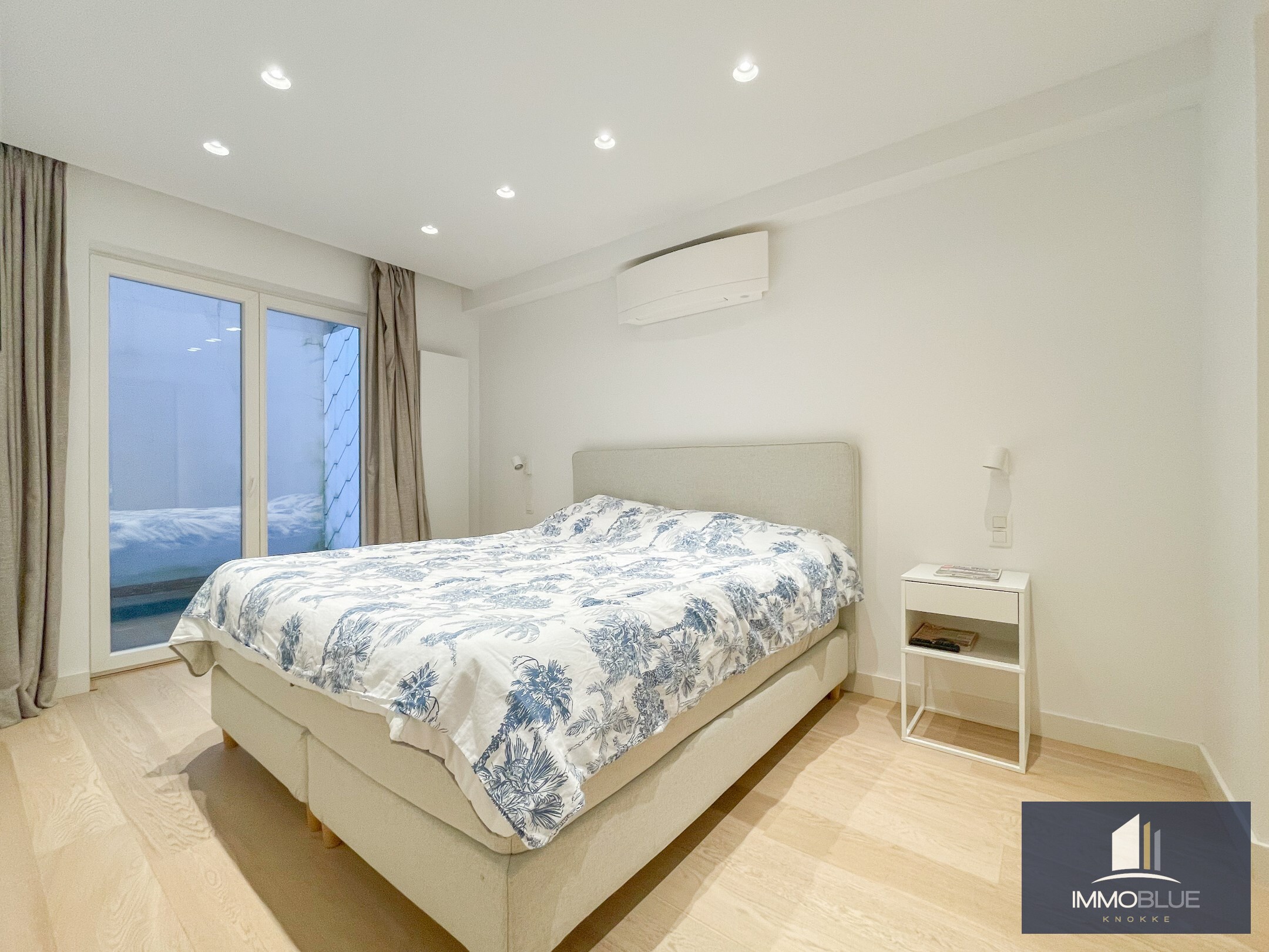 Appartement totalement rénové et luxueusement fini, avec trois chambres et une vue latérale sur la mer, situé au Zoute. 