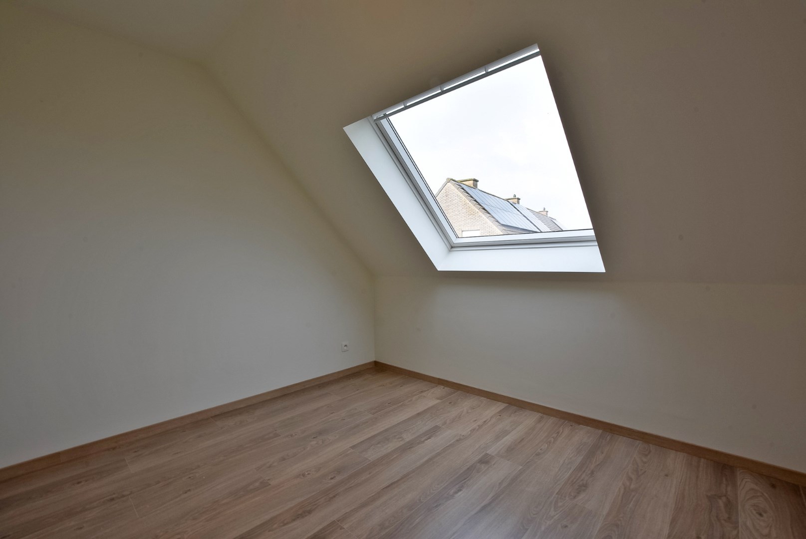 Ruime energiezuinige nieuwbouwwoning (2024) met inpandige garage op 193m² gelegen te Houthulst. 