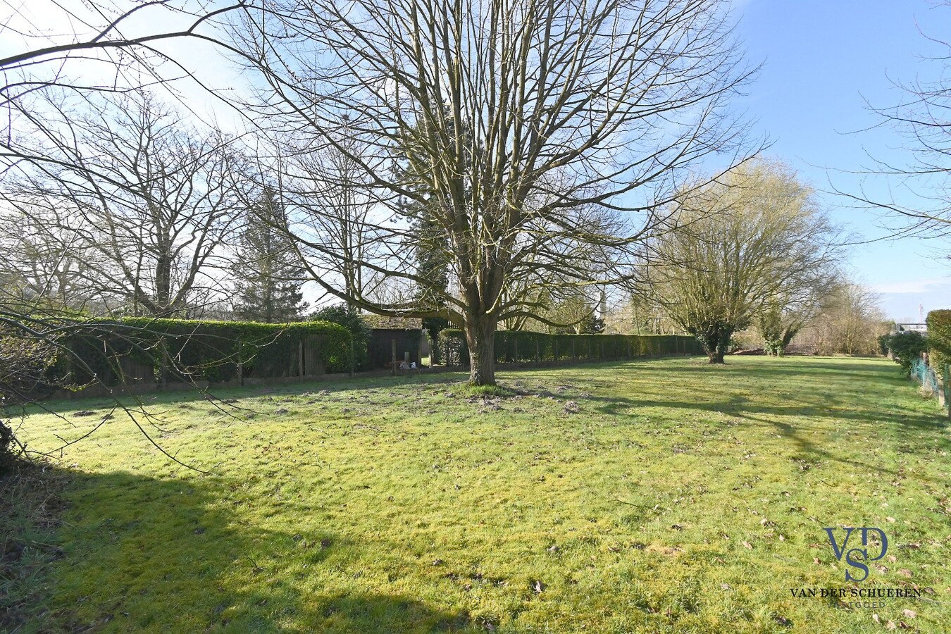 Bijgebouw met bouwgrond 