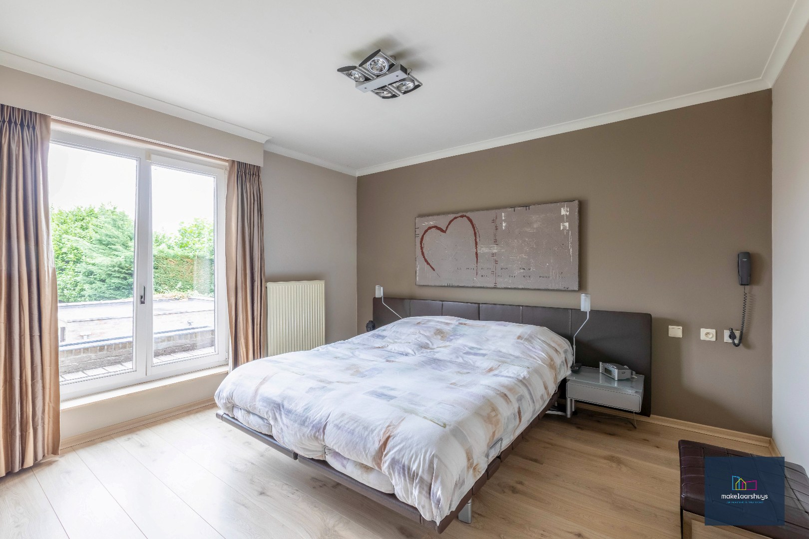 Stijlvolle HOB met 4 slpkamers, bureau en dubbele garage. 