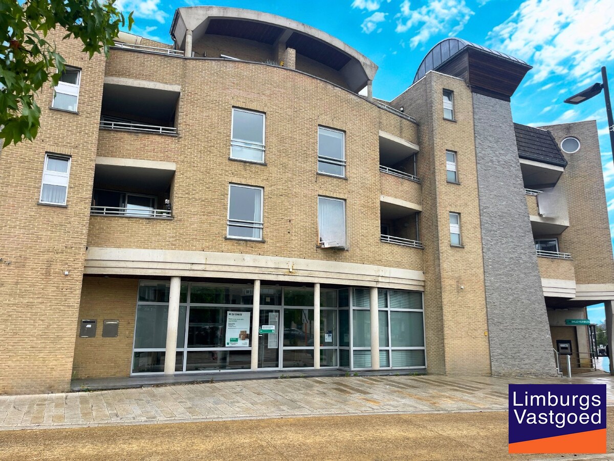 Handelsgelijkvloers 433m² met 3 parkings en kelder op commerciële topligging 