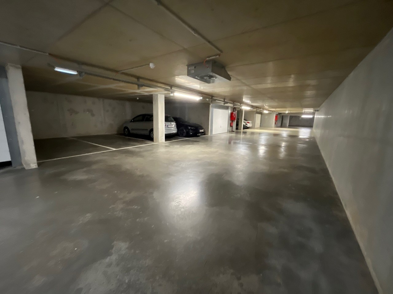 Vlot toegankelijke staanplaats op niveau -1 in de Residentie Duinenwater. 