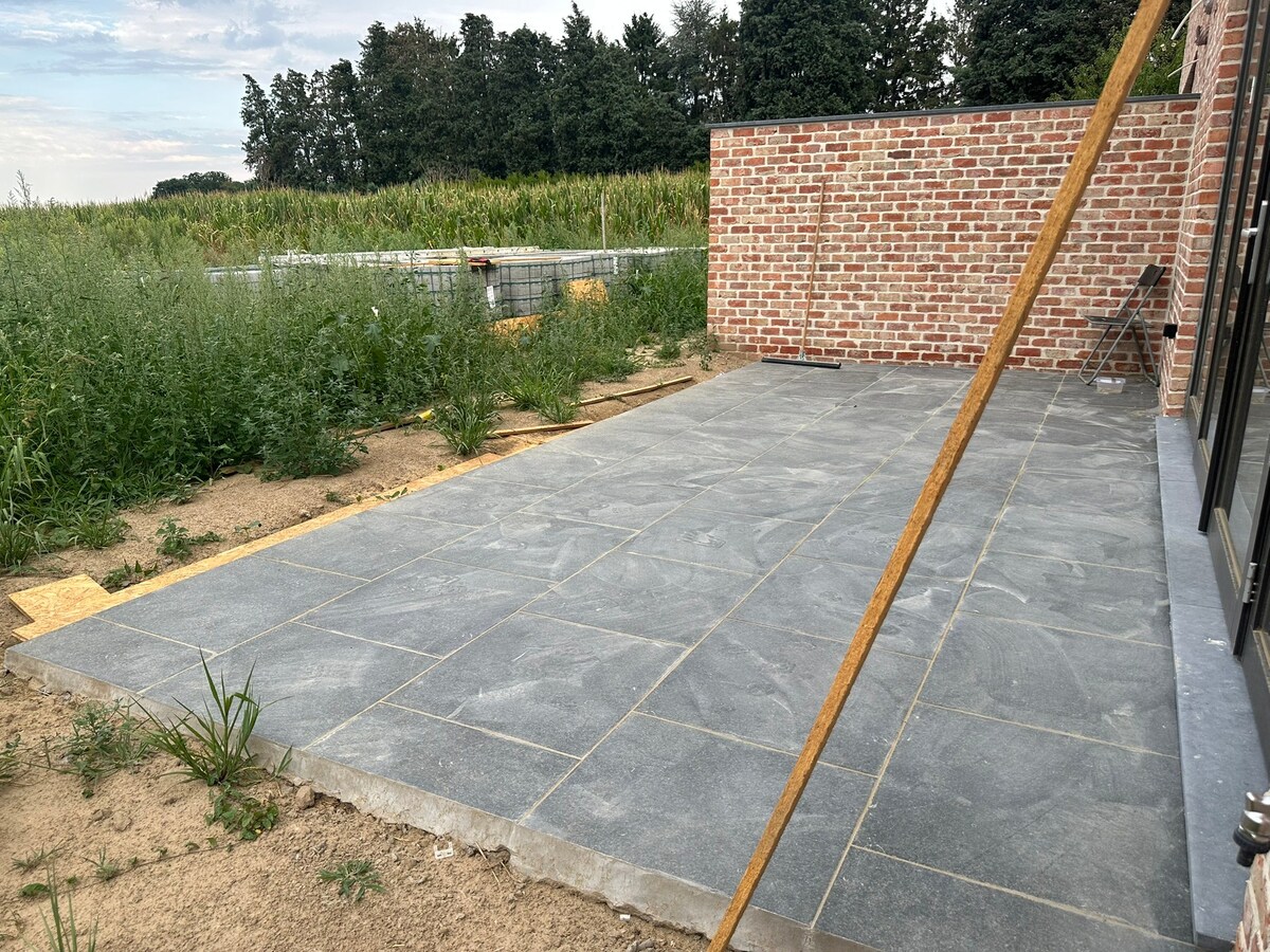 Nieuw gelijkvloers appartement met terras en tuintje 