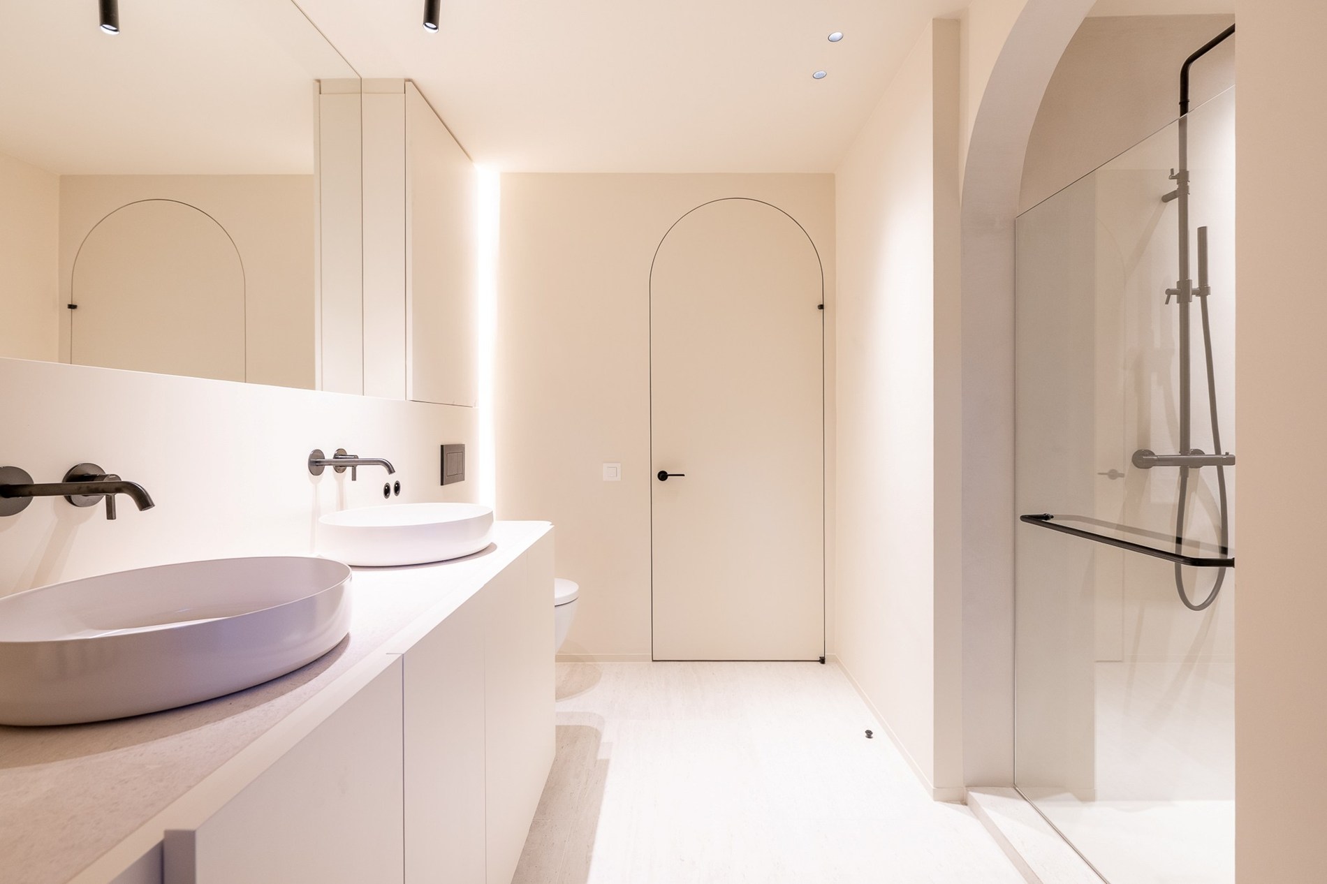 Luxueus gerenoveerde koppelvilla met zwembad in de Noordzeelaan te Knokke. 