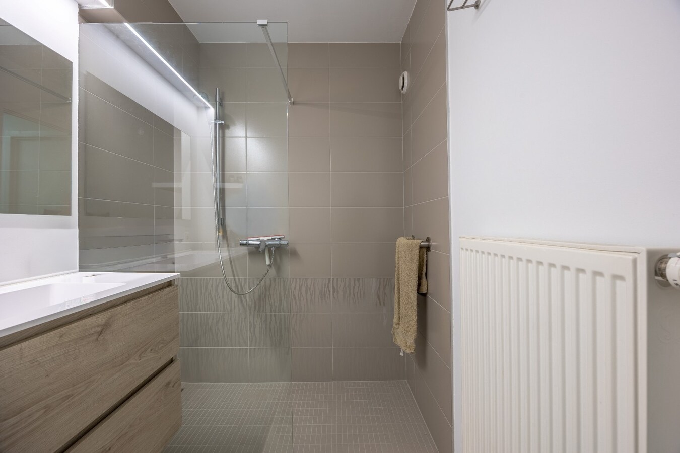 Gerenoveerd appartement aan de achterzijde van de zeedijk. 