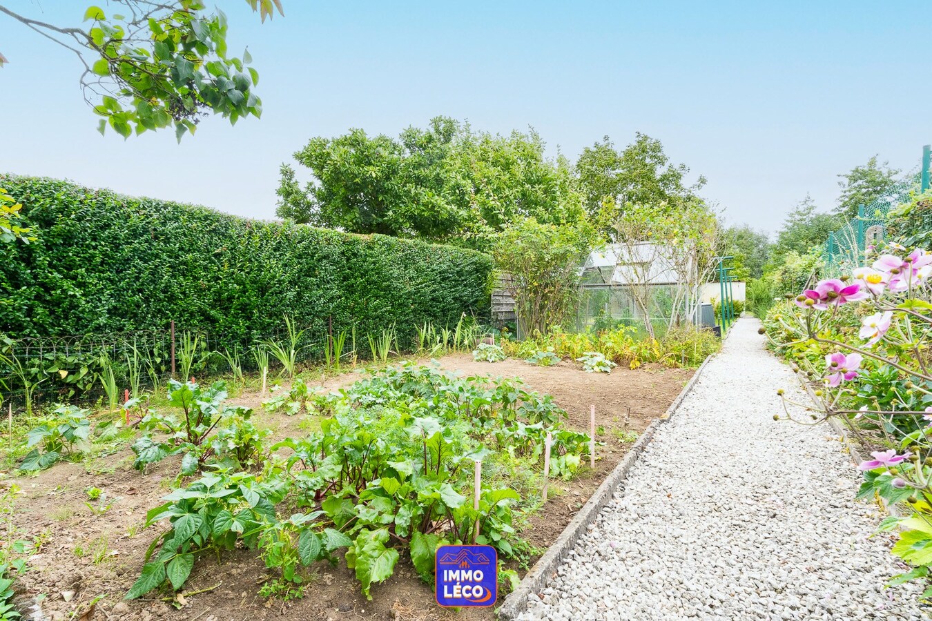 Maison en excellent état d'entretien avec grand jardin et garage attenant ! 