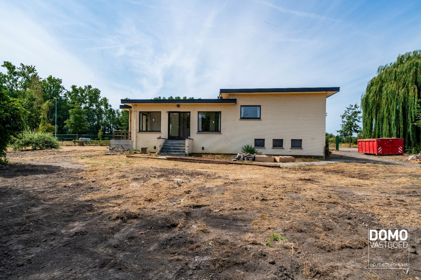 Open bebouwing met verkaveling mogelijkheden. Optioneel naastliggend perceel hooiland van 60a10ca bij aan te kopen. 