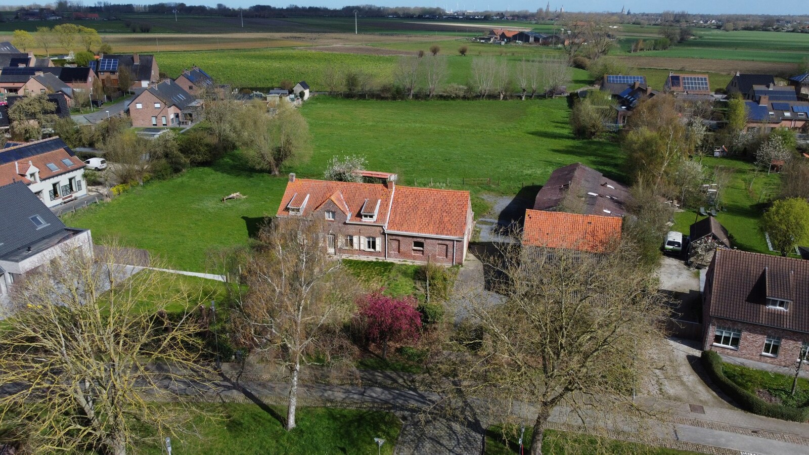 Hoeve uit wederopbouwperiode, gelegen in de dorpskern van Voormezele 