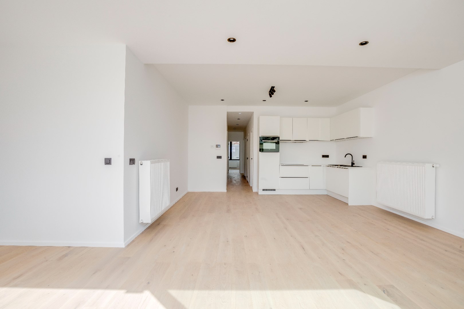 Instapklaar gelijkvloers 3 slp. appartement met terras en grote gemeenschappelijke tuin. 