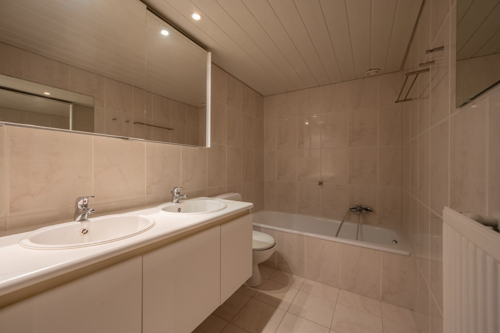 Uiterst ruim appartement met 3 slaapkamers en 2 badkamers 