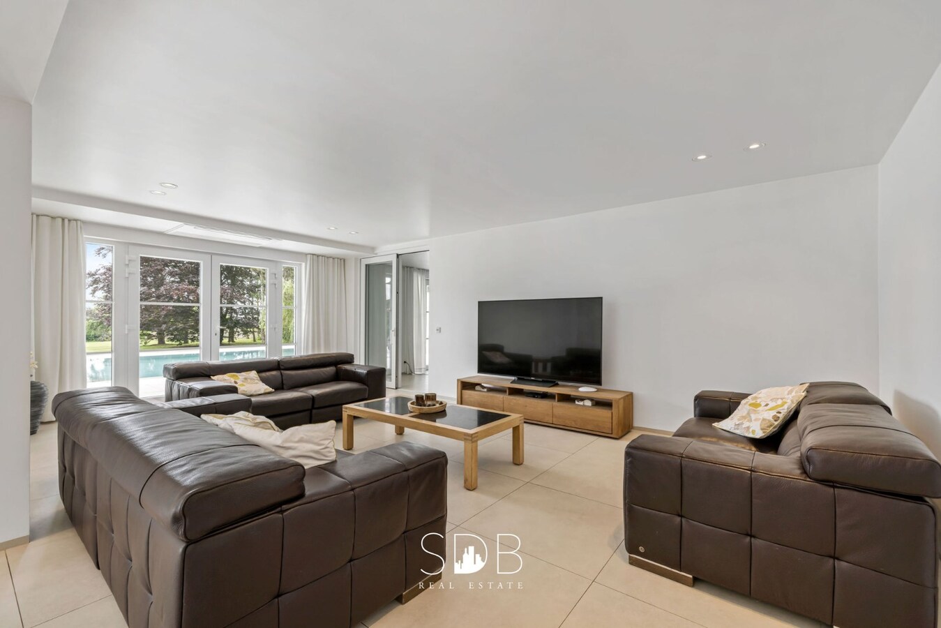 Prachtige villa met zwembad, paardenstallen, paddock en grasland op 1,3HA 