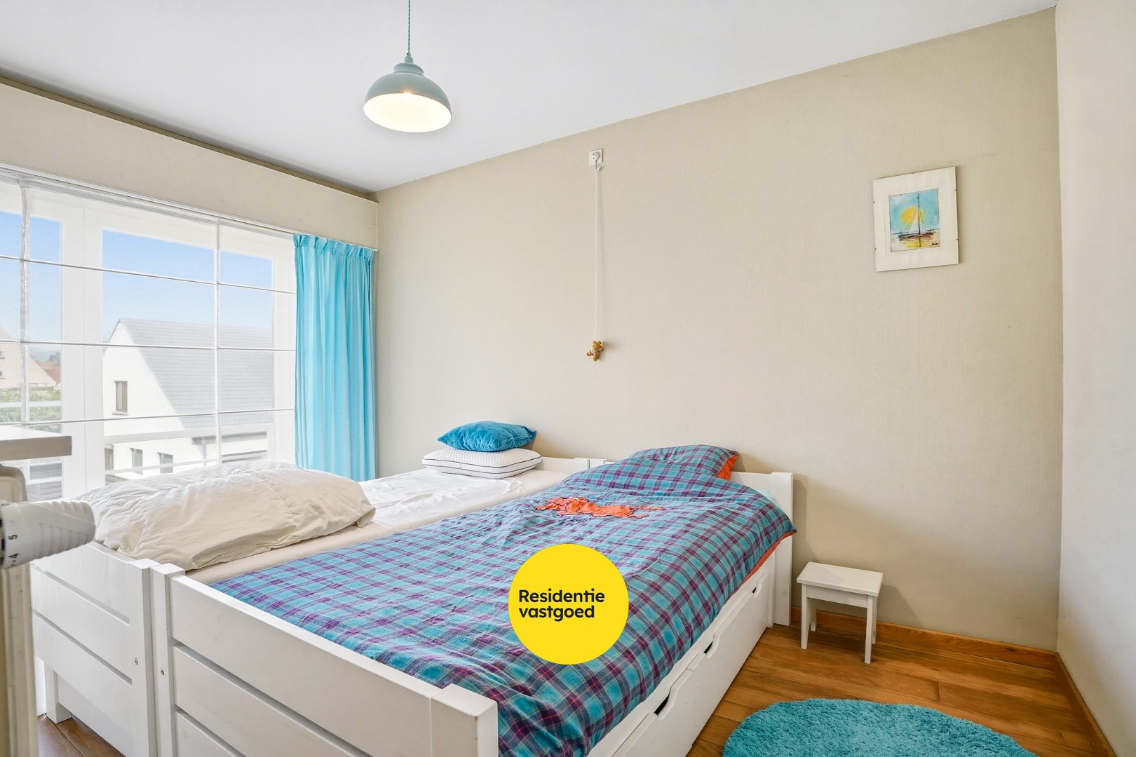 Instapklaar en lichtrijk 3-slaapkamerappartement (109 m²) met terras en privé-parkeerplaats te Oostduinkerke. 