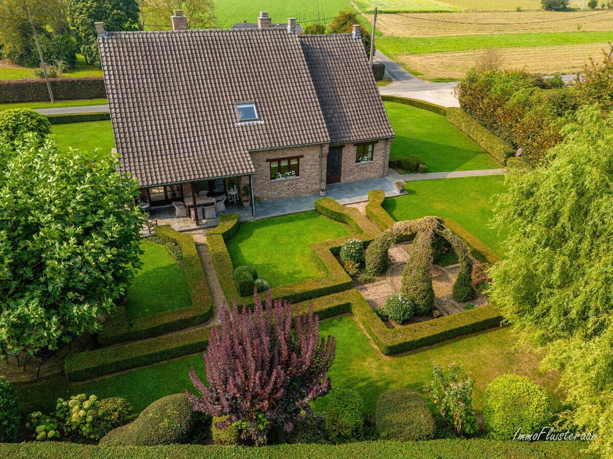 Prachtige villa met een ruim stalgebouw op ca. 2,2 ha te Dilsen-Stokkem 