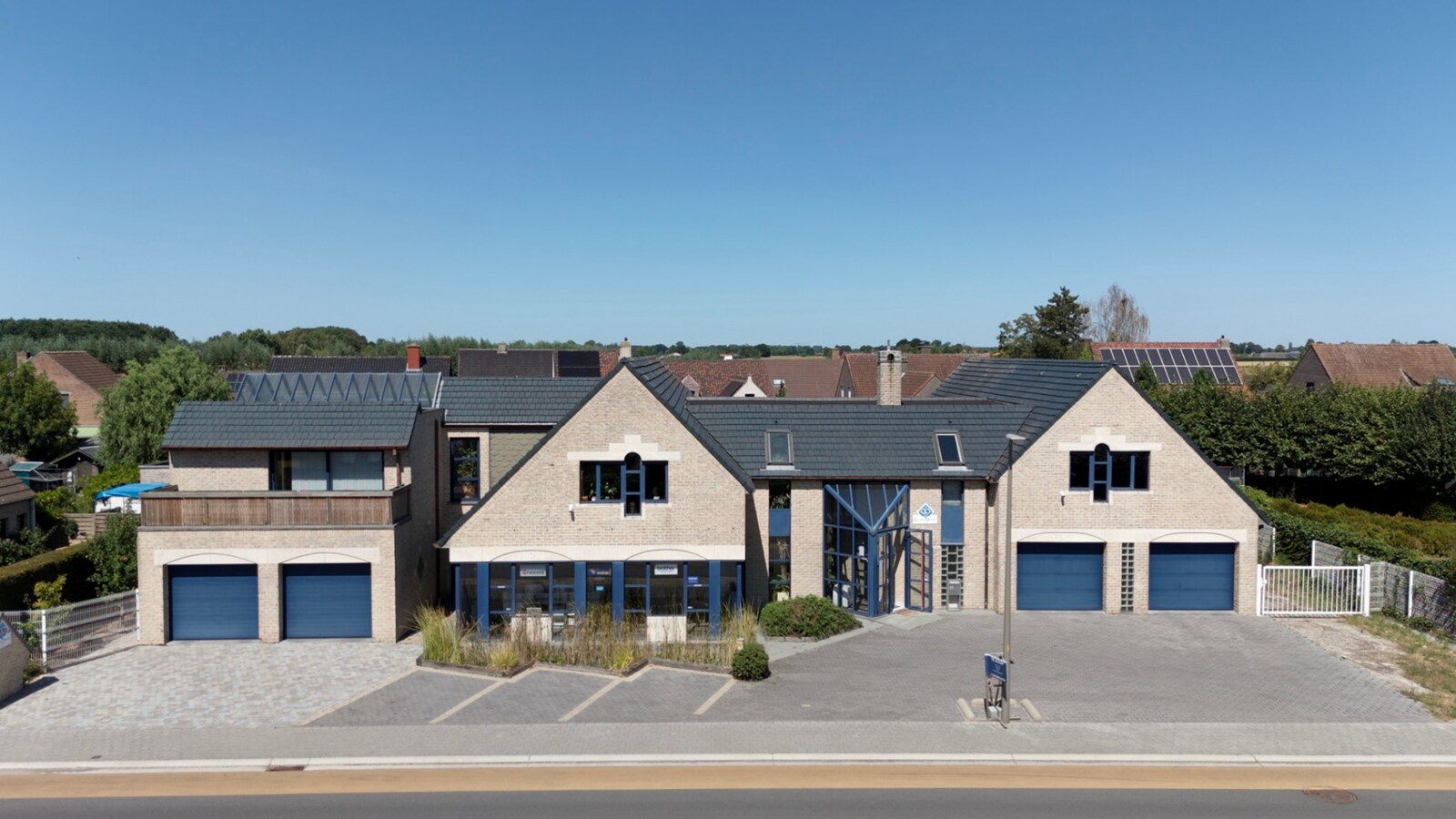 Ruim handelspand met penthouse in villastijl 