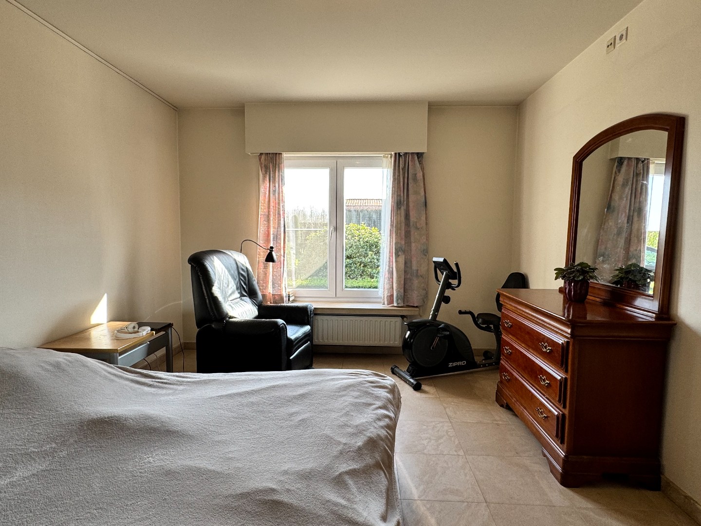 Ruime woning met loods en landbouwgrond op groene locatie nabij Waregem. 