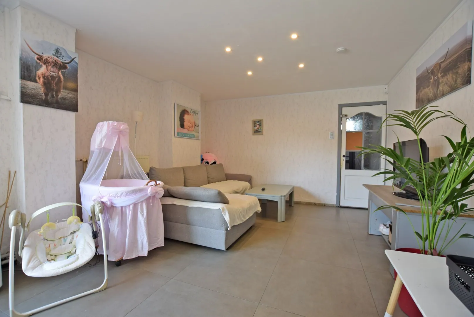 Te renoveren rijwoning op 360m² met 4 slaapkamers + garage & achterliggende loods / werkplaats te Adinkerke (De Panne). 