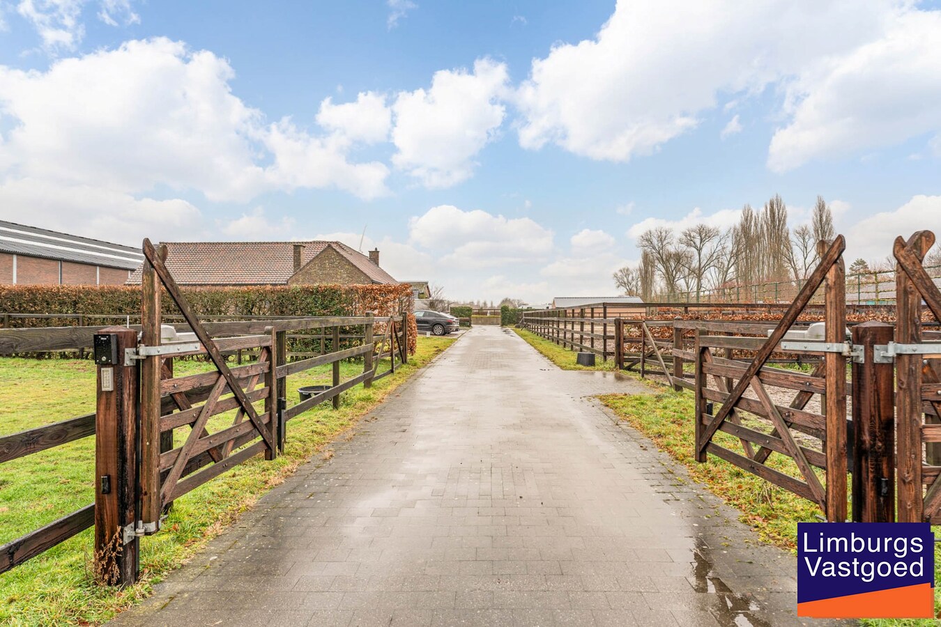 Landelijk gebouwencomplex voor paardenhouderij, op ong. 3ha 50a met stallen, weides/paddock, binnen-en buitenpiste, en woning. 