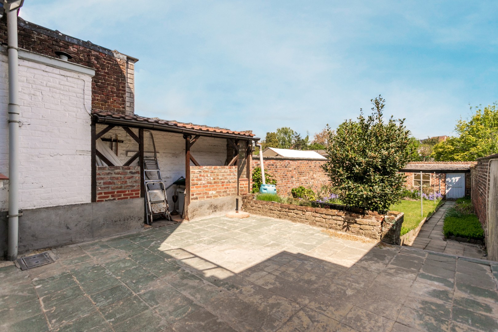 Te renoveren, karaktervolle woning met tal van mogelijkheden en tuin 