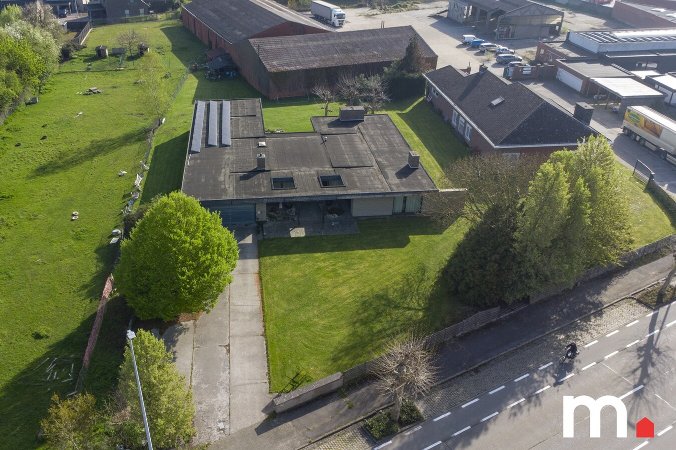 Unieke Villa te Roeselare op 2258m² met 28 zonnepanelen en 432m² bewoonbare oppervlakte! 