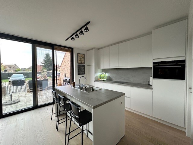 Hoogwaardig afgewerkt nieuwbouw gelijkvloers BEN-appartement met 2 slaapkamers, gelegen op het dorpsplein van Tongerlo. 